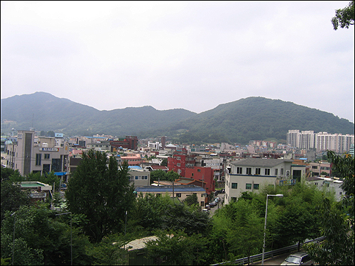 사진의 우측이 관산성으로 추정하고 있는 삼성산이다. 이 산줄기 좌측으로는 동평성, 마성산성이 연이어 있다. 